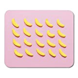 Tappetini per mouse Alimenti Minimal Yellow Sugar Gummy Candy a forma di banane su rosa Tappetino per mouse estivo accento ...