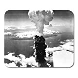 Tappetino per mouse Bomba atomica Fungo atomico sale oltre 60.000 piedi in aria sopra Nagasaki Giappone Dopo che è stato ...